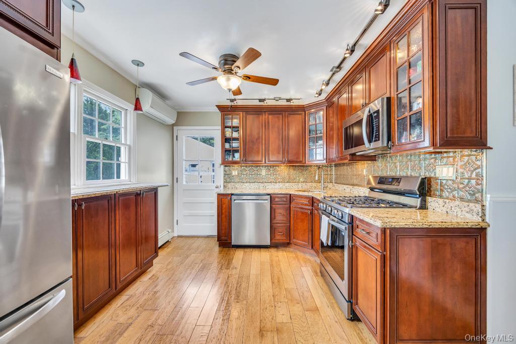 66 Vincent Road Hicksville, NY 11801 - Photo 8 of 35