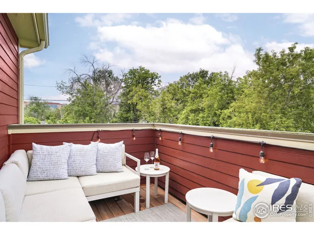 a view of sitting area in back yard