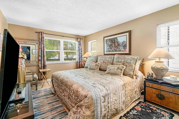 $5,000 | 374 Golfview Road, Unit 205, North Palm Beach, FL 33408