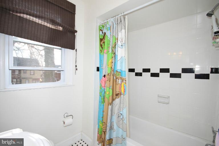 1342 Kalmia Road Northwest Washington, DC 20012 - Photo 10 of 19 Full Bath with Tub