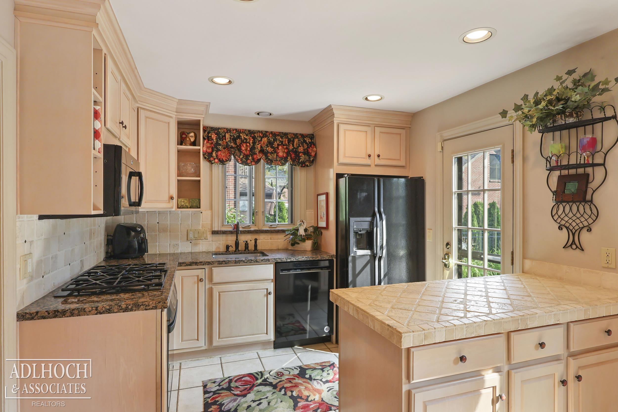 494 Washington Road Grosse Pointe, MI 48230 - Photo 8 of 22 50152703-23432c1f-19cf-4c0c-b200-9e2f52be8940.JPG