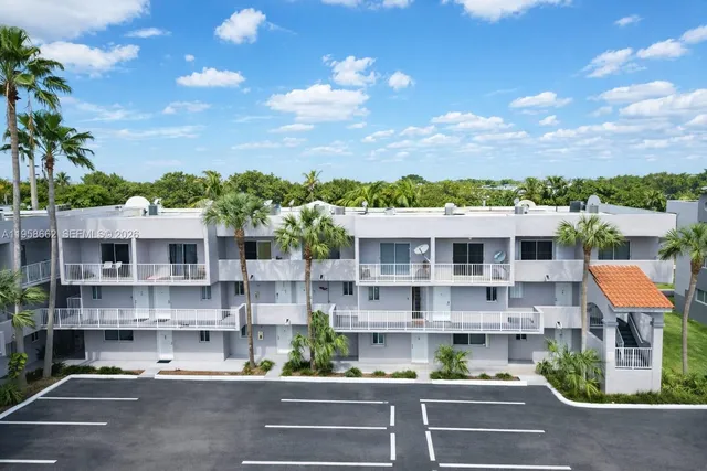 $2,200 | 2740 West 76th Street, Unit 203, Hialeah, FL 33016
