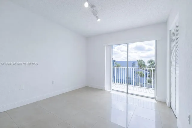 $2,200 | 2740 West 76th Street, Unit 203, Hialeah, FL 33016