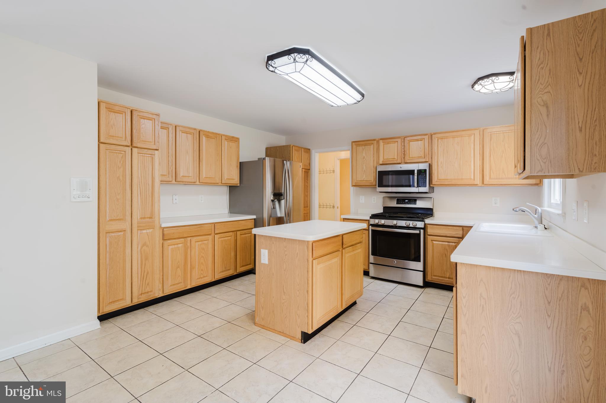 33 Hummingbird Lane Newark, DE 19711 - Photo 11 of 49 Kitchen with center island