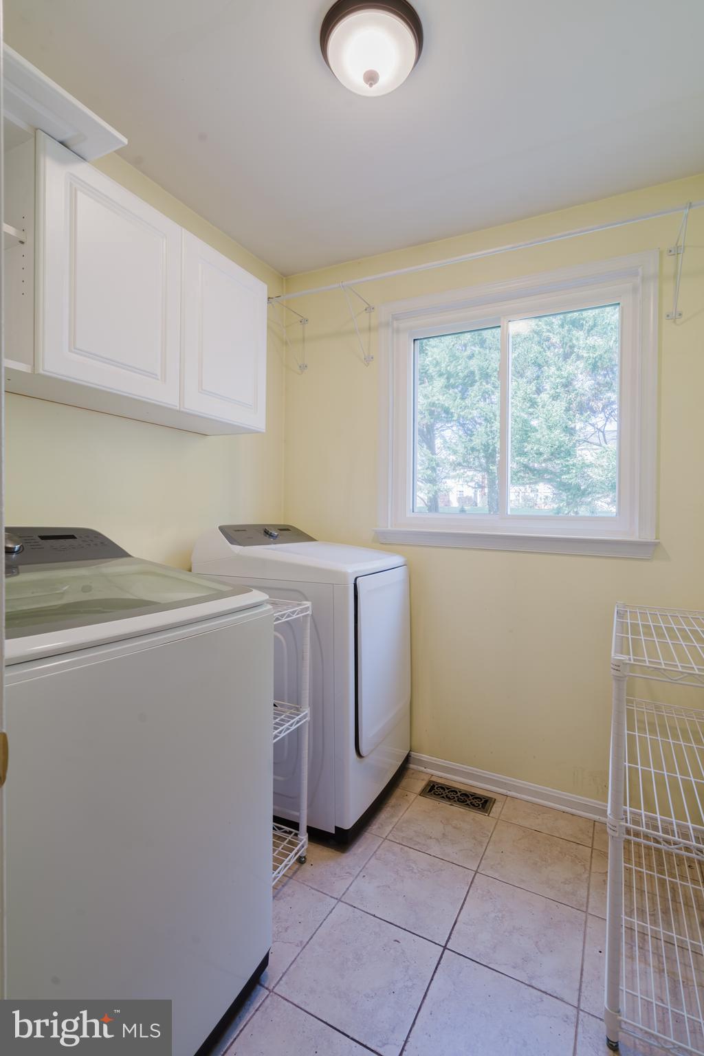 33 Hummingbird Lane Newark, DE 19711 - Photo 13 of 53 a utility room with dryer and washer