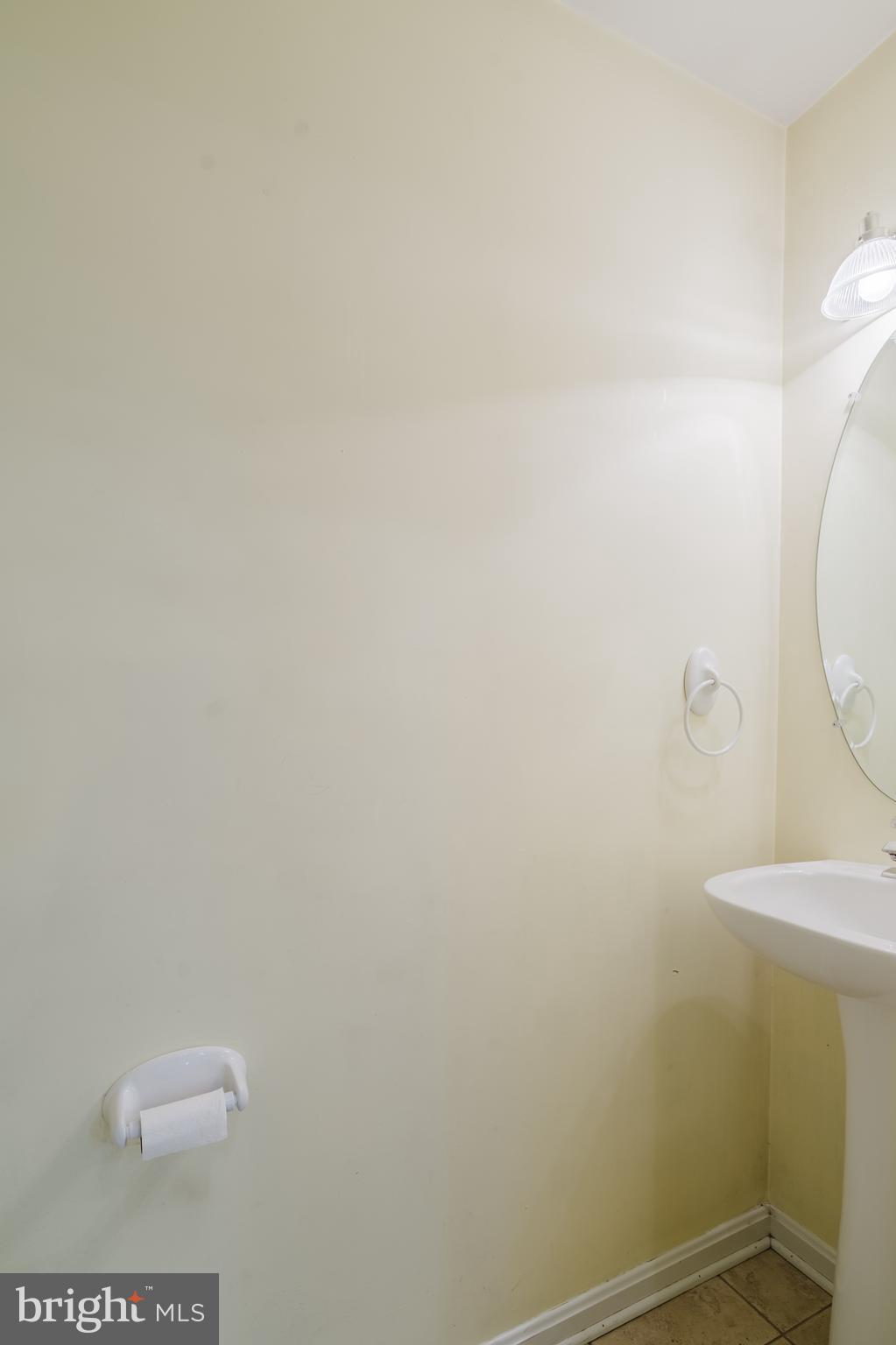 33 Hummingbird Lane Newark, DE 19711 - Photo 15 of 53 Main floor powder room