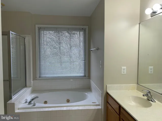 $724,900 | 33 Hummingbird Lane, Newark, DE 19711