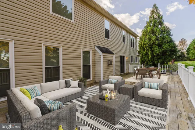 $695,000 | 33 Hummingbird Lane, Newark, DE 19711