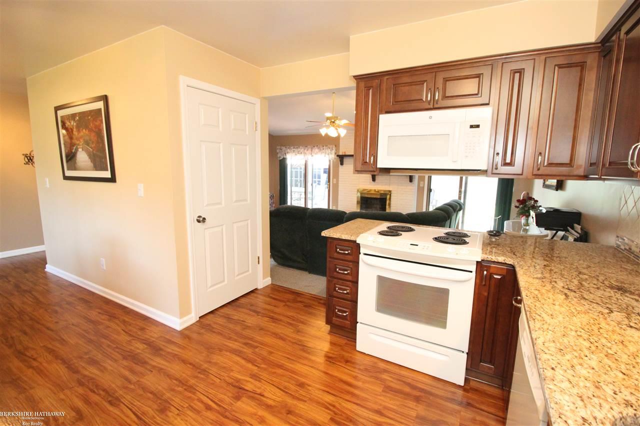 47181 Barbara Road Macomb, MI 48044 - Photo 5 of 34 31395494-4.JPG