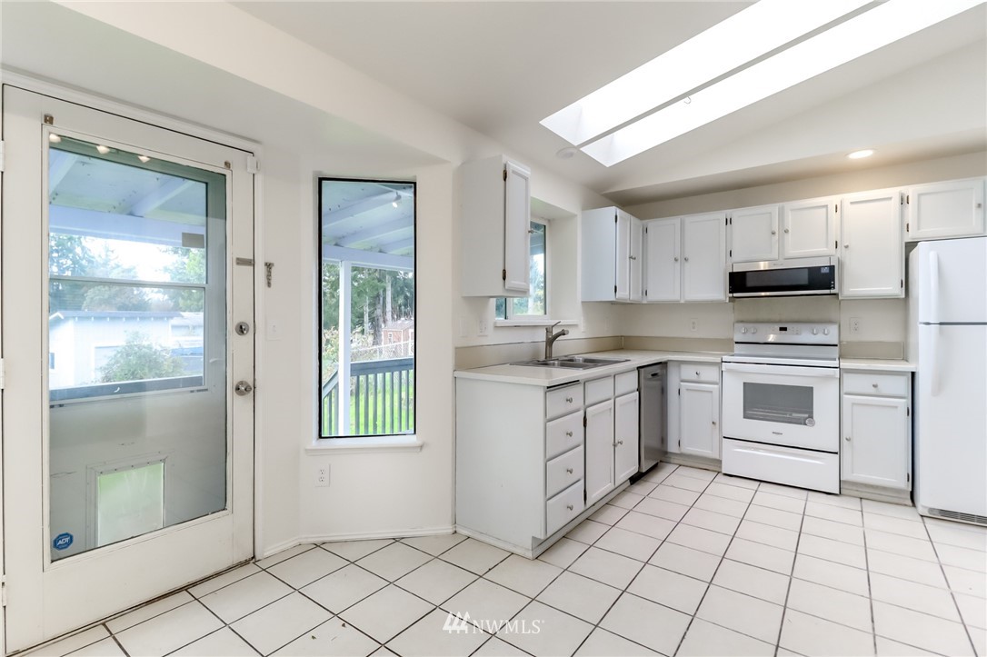 5049 Carpenter Road Southeast Olympia, WA 98513 - Photo 11 of 33 Gallery Image 11