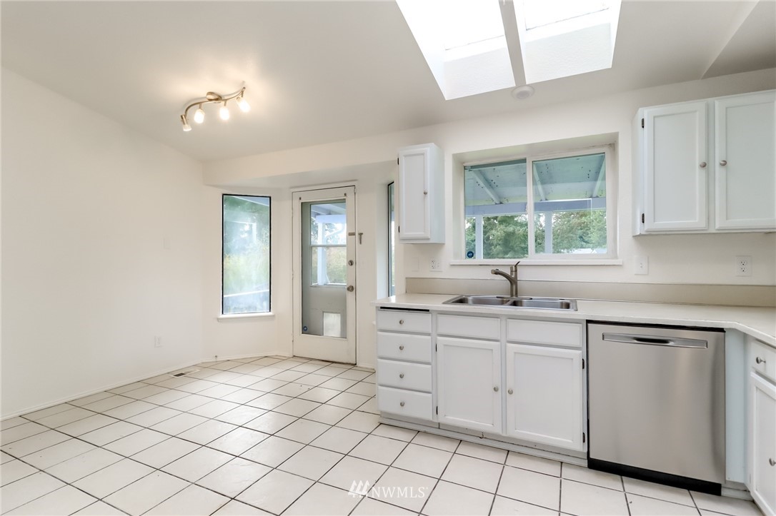5049 Carpenter Road Southeast Olympia, WA 98513 - Photo 9 of 33 Gallery Image 9