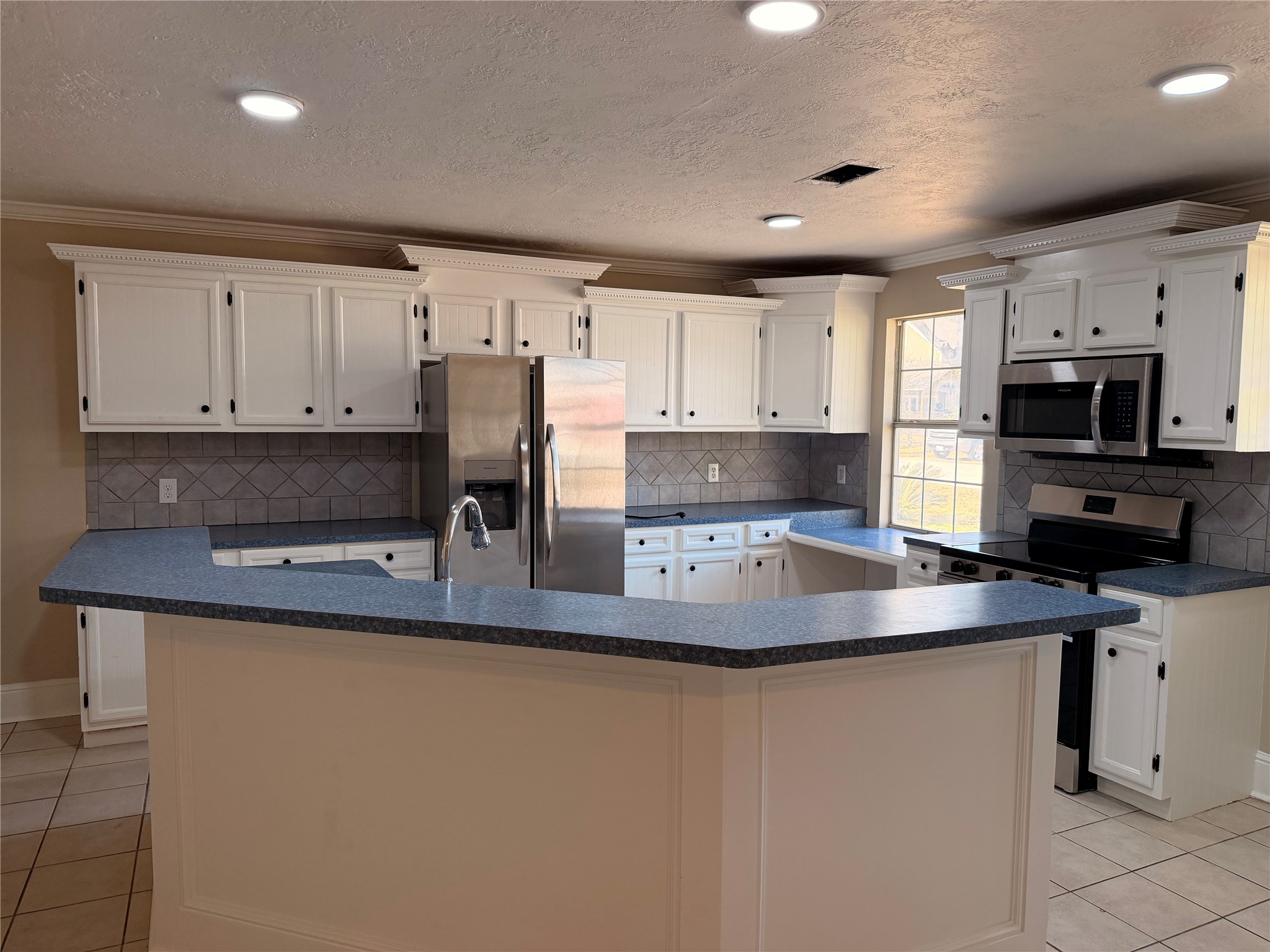 628 Truman Street Cleveland, TX 77327 - Photo 5 of 14 main house kitchen