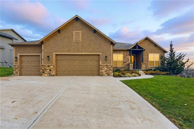 $625,000 | 5920 South National Drive, Parkville, MO 64152