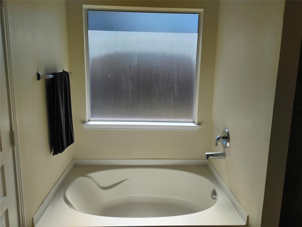 11705 Netleaf Lane Fort Worth, TX 76244 - Photo 5 of 20 a bathroom with a sink