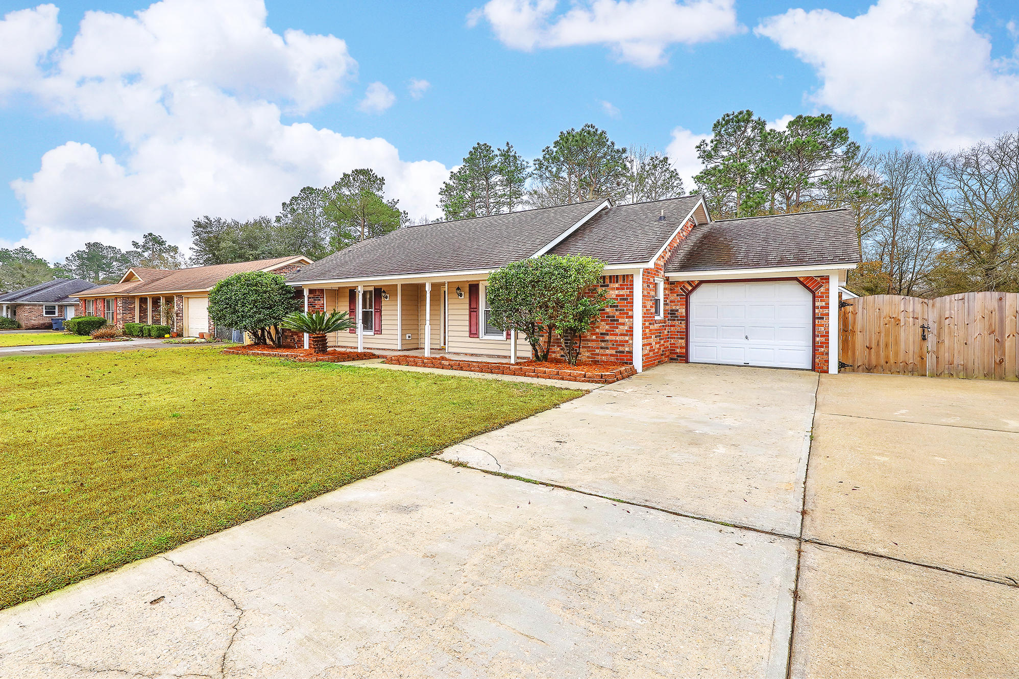 212 Longleaf Road Summerville, SC 29486 - Photo 3 of 33 IMG_0557_8_9