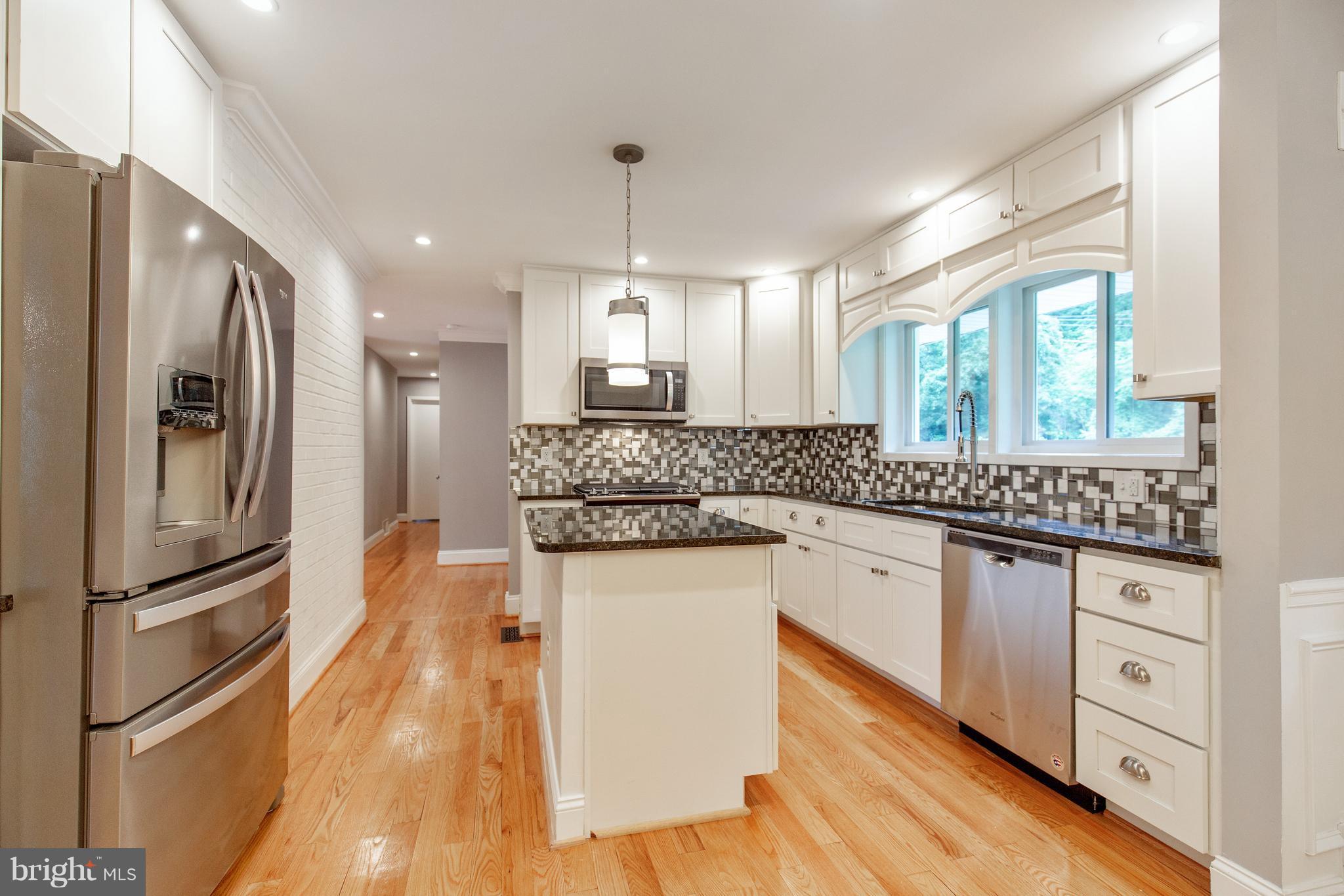 6911 Fort Hunt Road Alexandria, VA 22307 - Photo 3 of 30 Kitchen