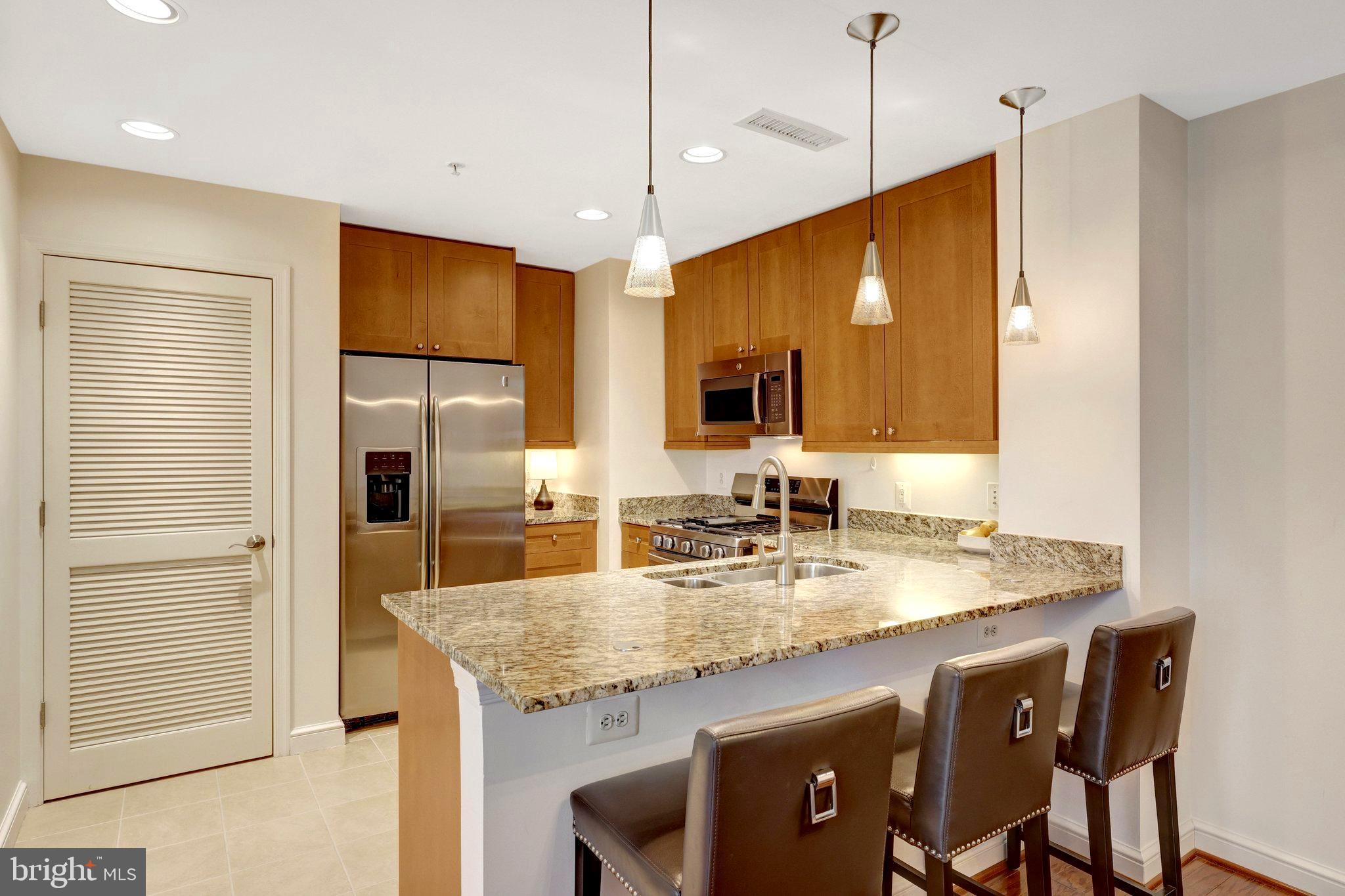 11990 Market Street, Unit 818 Reston, VA 20190 - Photo 14 of 55 Kitchen Peninsula