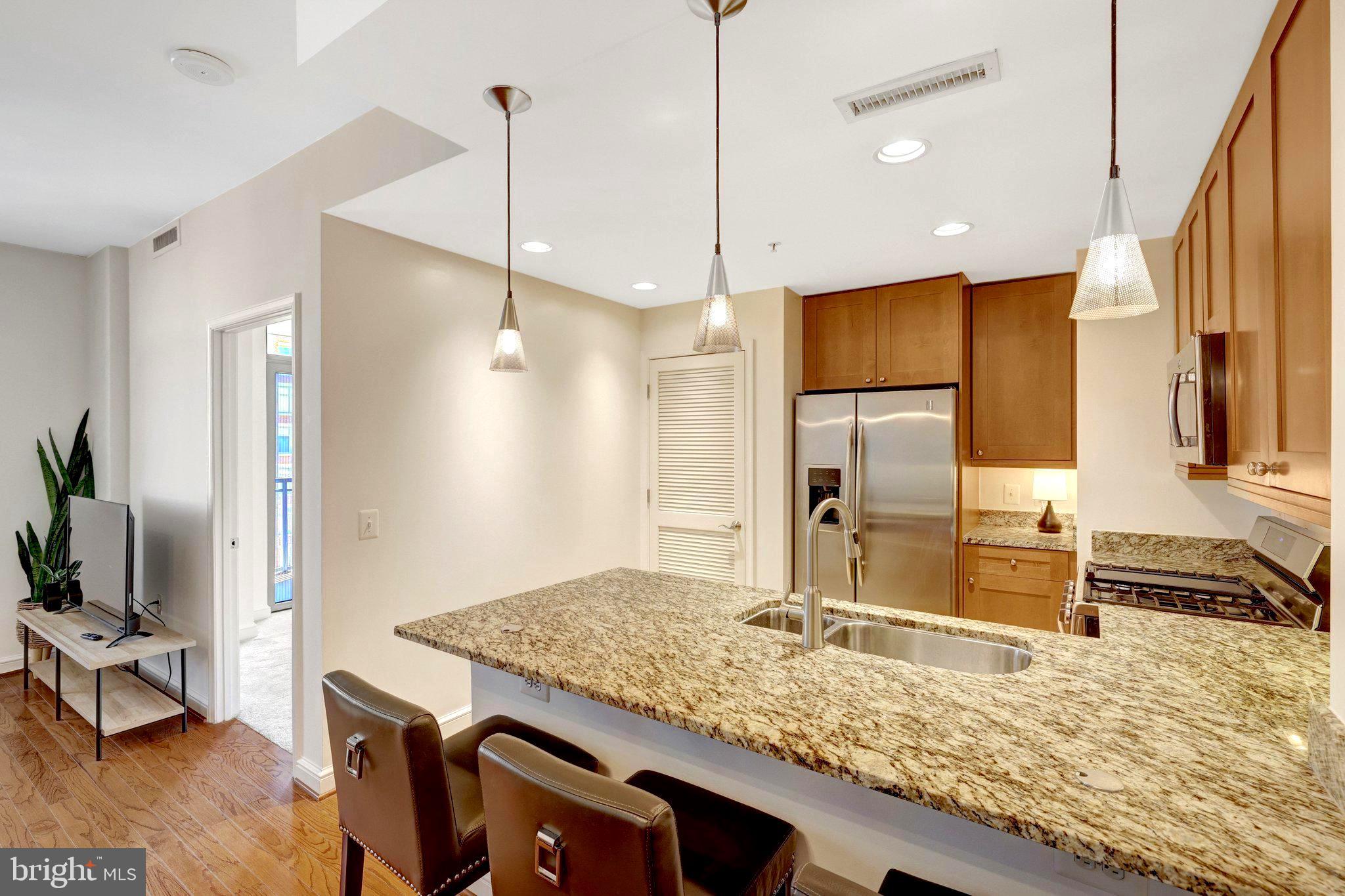 11990 Market Street, Unit 818 Reston, VA 20190 - Photo 16 of 55 Kitchen Peninsula