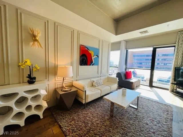 $2,575 | 353 East Bonneville Avenue, Unit 571, Las Vegas, NV 89101