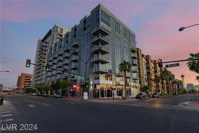 $2,575 | 353 East Bonneville Avenue, Unit 571, Las Vegas, NV 89101