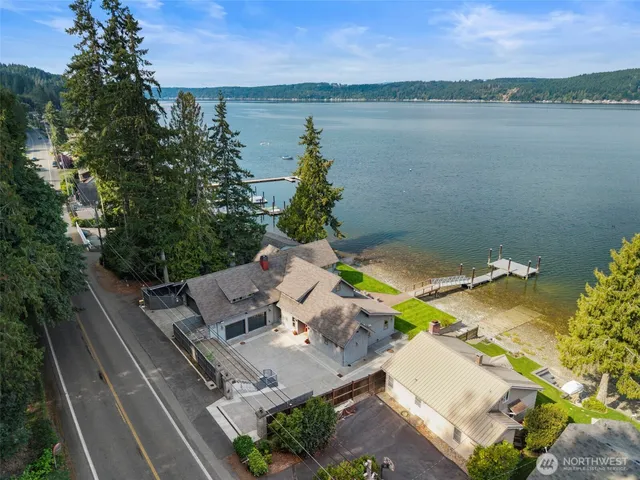 a view of a lake with house