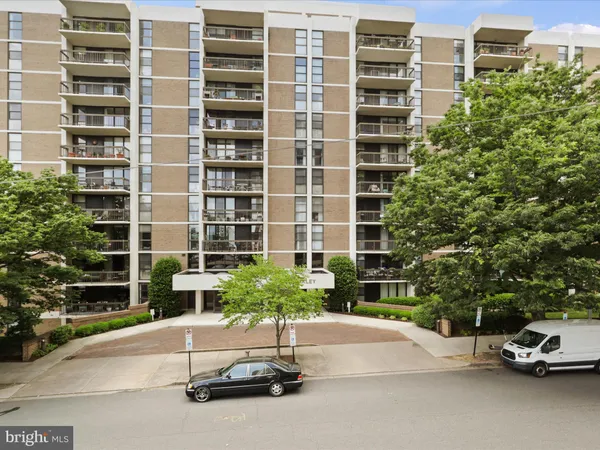 $585,000 | 1016 South Wayne Street, Unit T12, Arlington, VA 22204