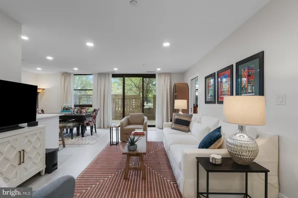 $585,000 | 1016 South Wayne Street, Unit T12, Arlington, VA 22204