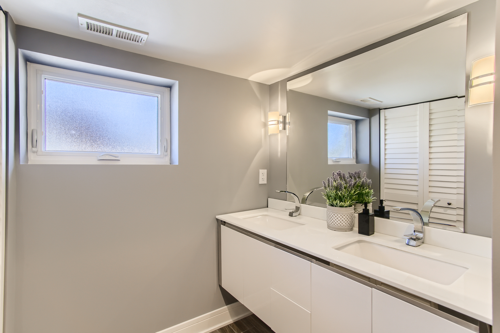 100 Highview Avenue Addison, IL 60101 - Photo 21 of 28 a bathroom with a sink and a mirror