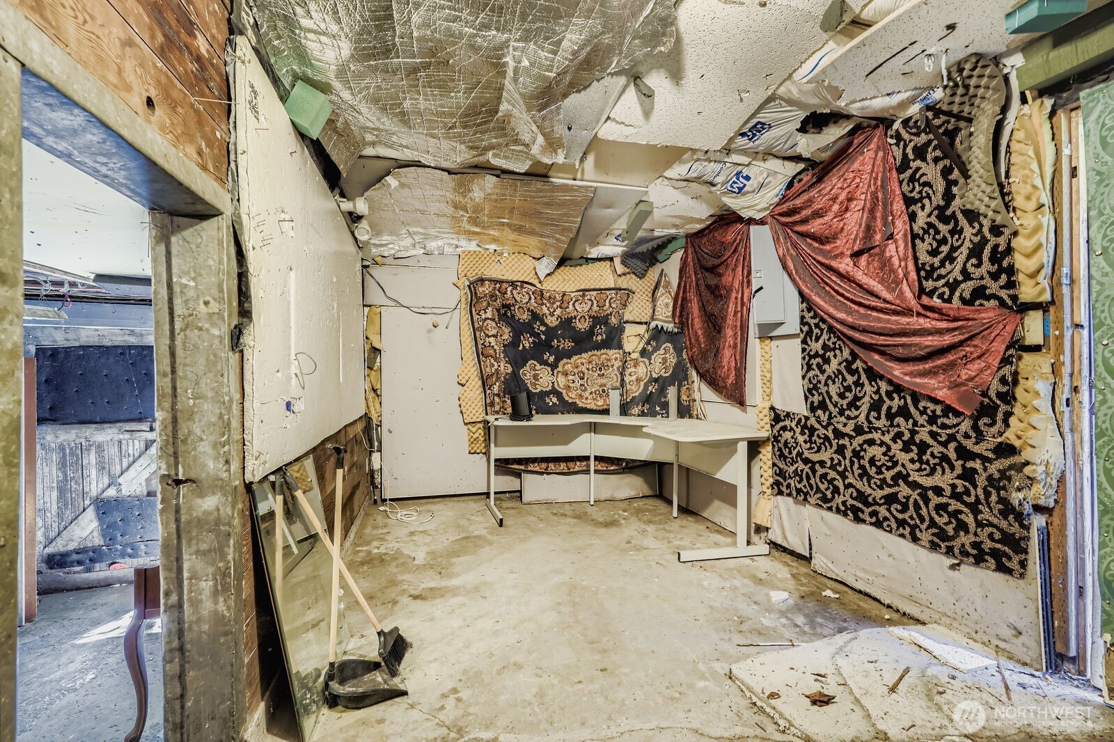 2814 South Grand Street Seattle, WA 98144 - Photo 17 of 23 a view of entryway