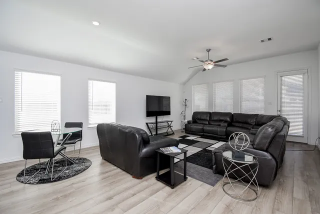 $2,700 | 31438 Vineyard Creek Drive, Fulshear, TX 77441