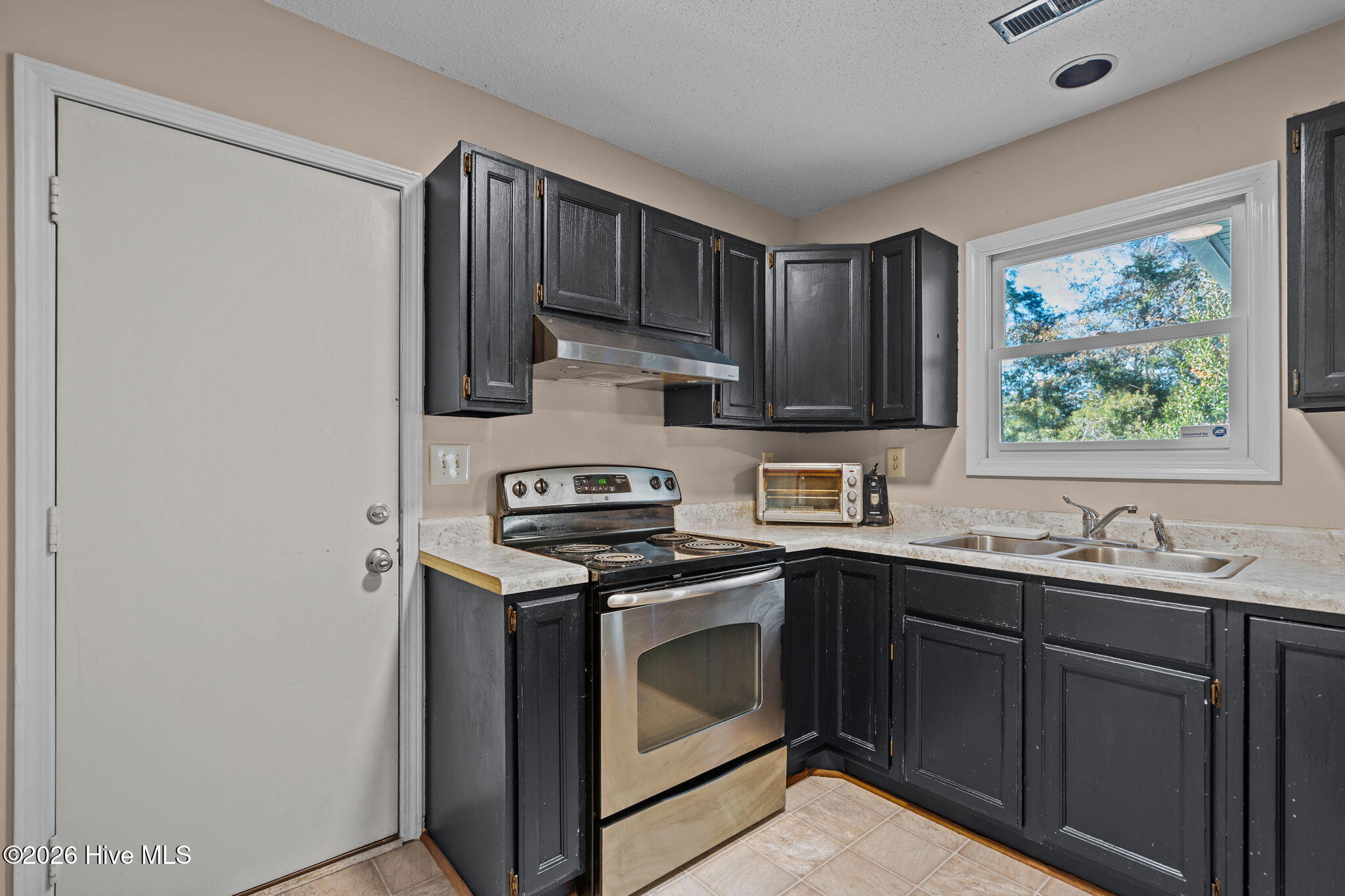 7005 Quail Woods Road Wilmington, NC 28411 - Photo 9 of 34 20-web-or-mls-DSC02303