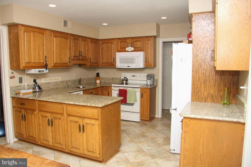 5263 Lewisham Road Fairfax, VA 22030 - Photo 15 of 26 Kitchen