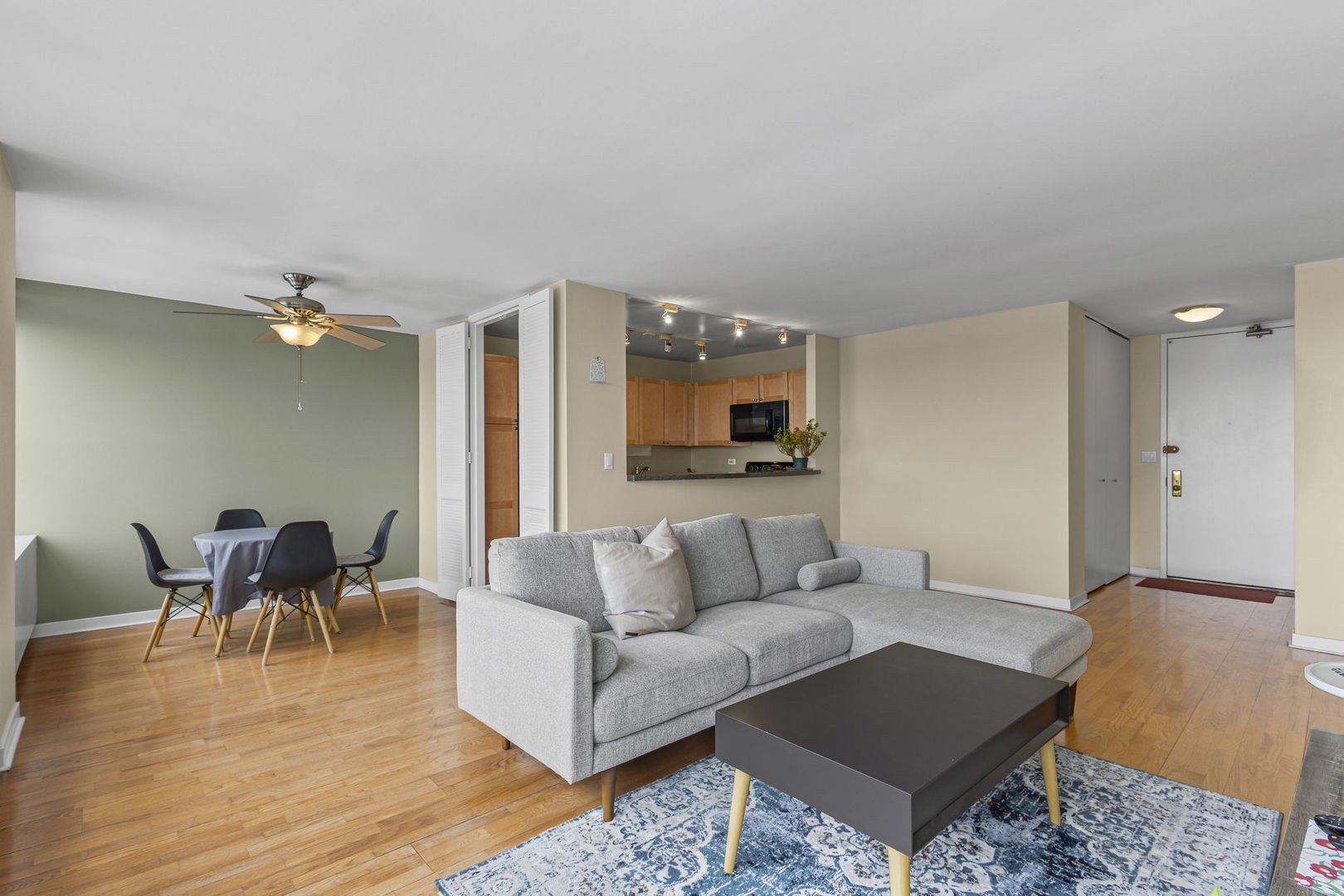 655 West Irving Park Road, Unit 2403 Chicago, IL 60613 - Photo 3 of 21