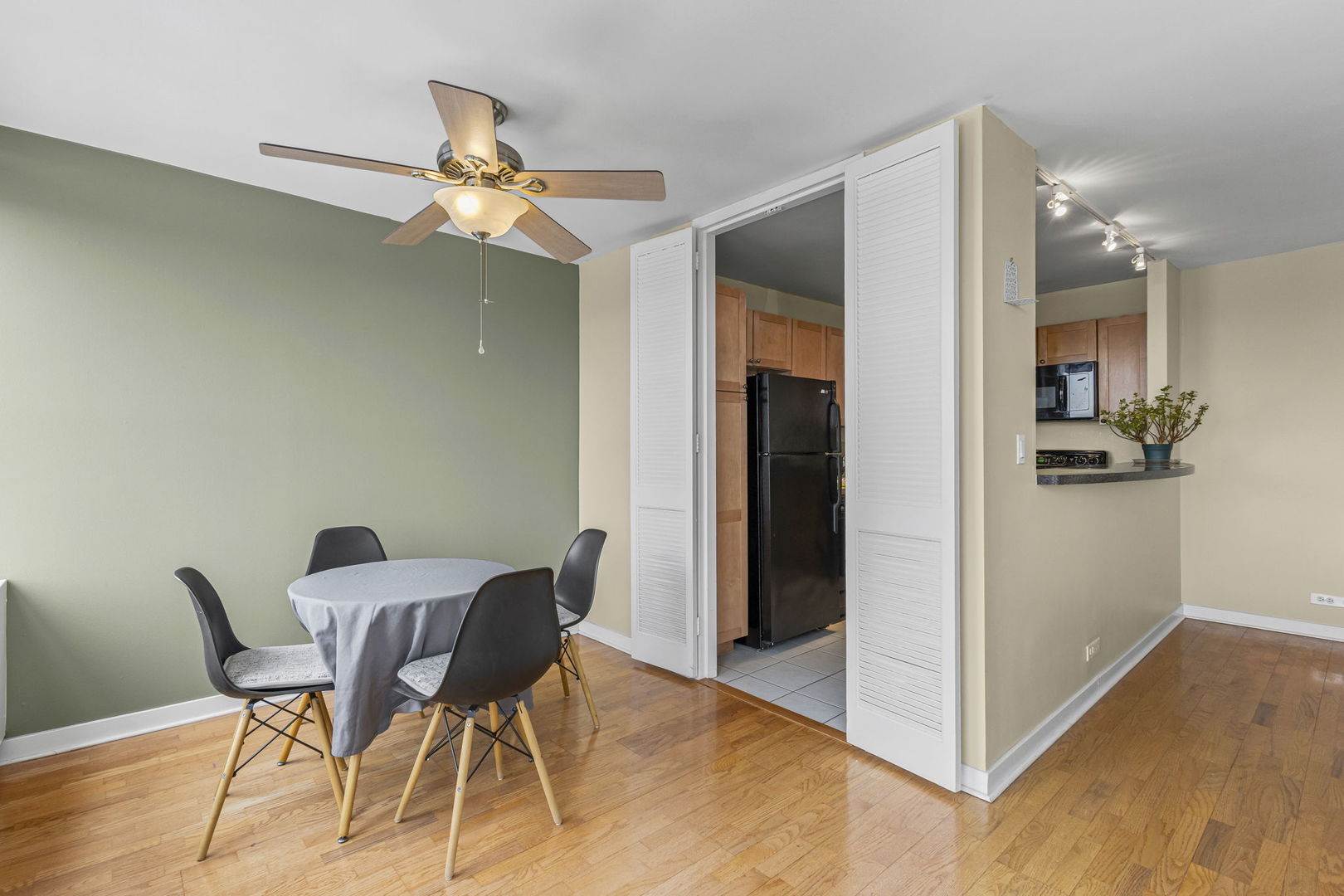 655 West Irving Park Road, Unit 2403 Chicago, IL 60613 - Photo 6 of 21