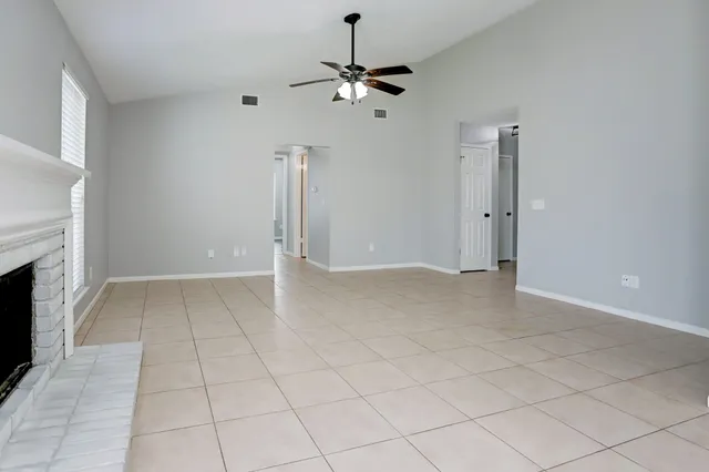 $2,100 | 5106 Spring Cir Drive, Pearland, TX 77584