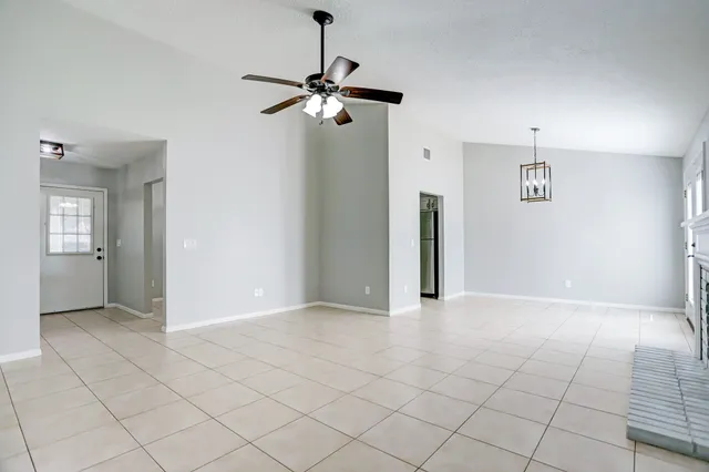 $2,100 | 5106 Spring Cir Drive, Pearland, TX 77584