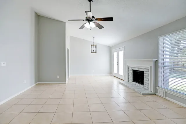 $2,100 | 5106 Spring Cir Drive, Pearland, TX 77584