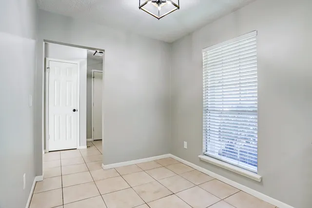 $2,100 | 5106 Spring Cir Drive, Pearland, TX 77584