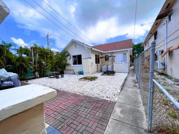 $1,975 | 1905-1909 Monroe Street, Hollywood, FL 33020