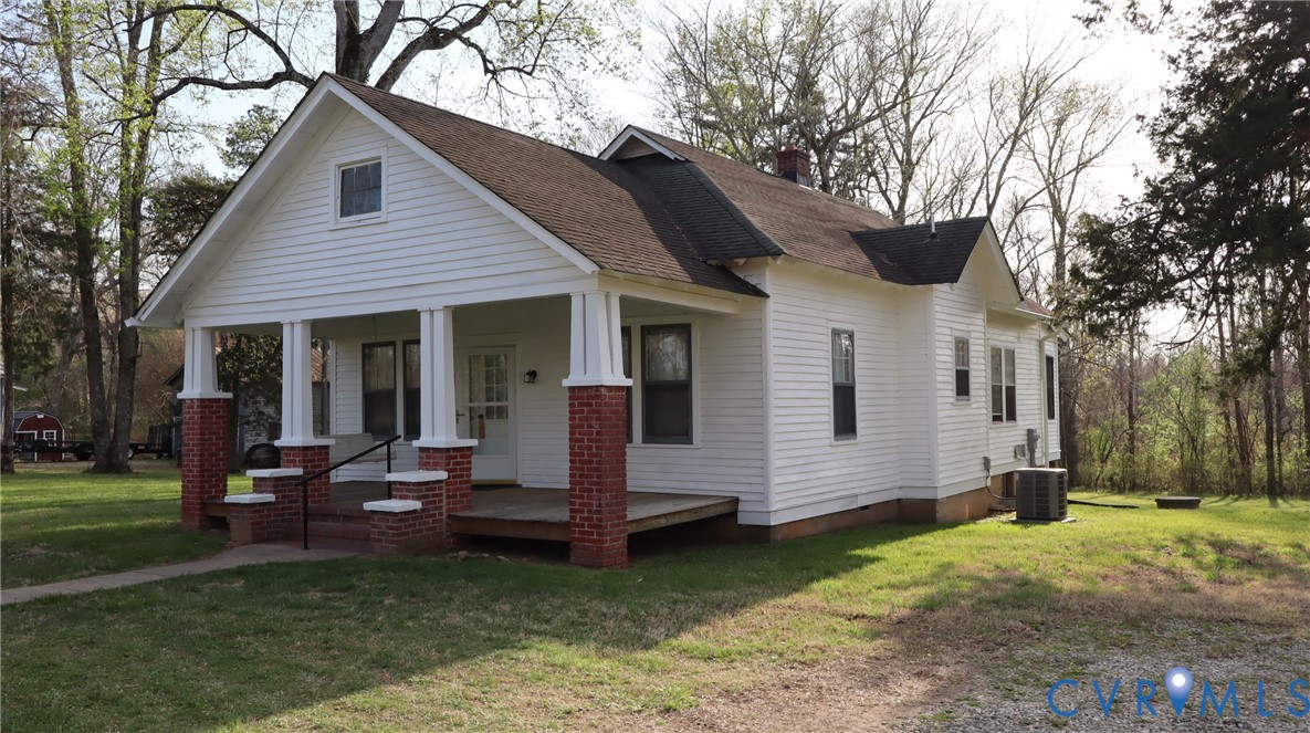 a view of a house with backyard