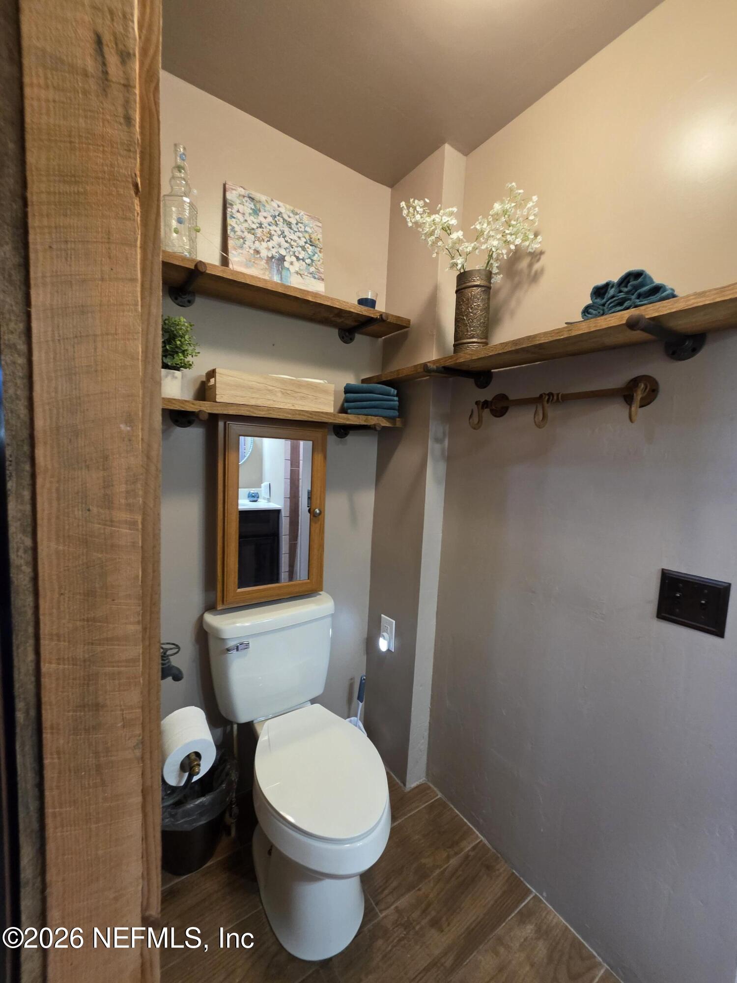 108 Creekside Road Satsuma, FL 32189 - Photo 31 of 51 a bathroom with a toilet a sink and mirror