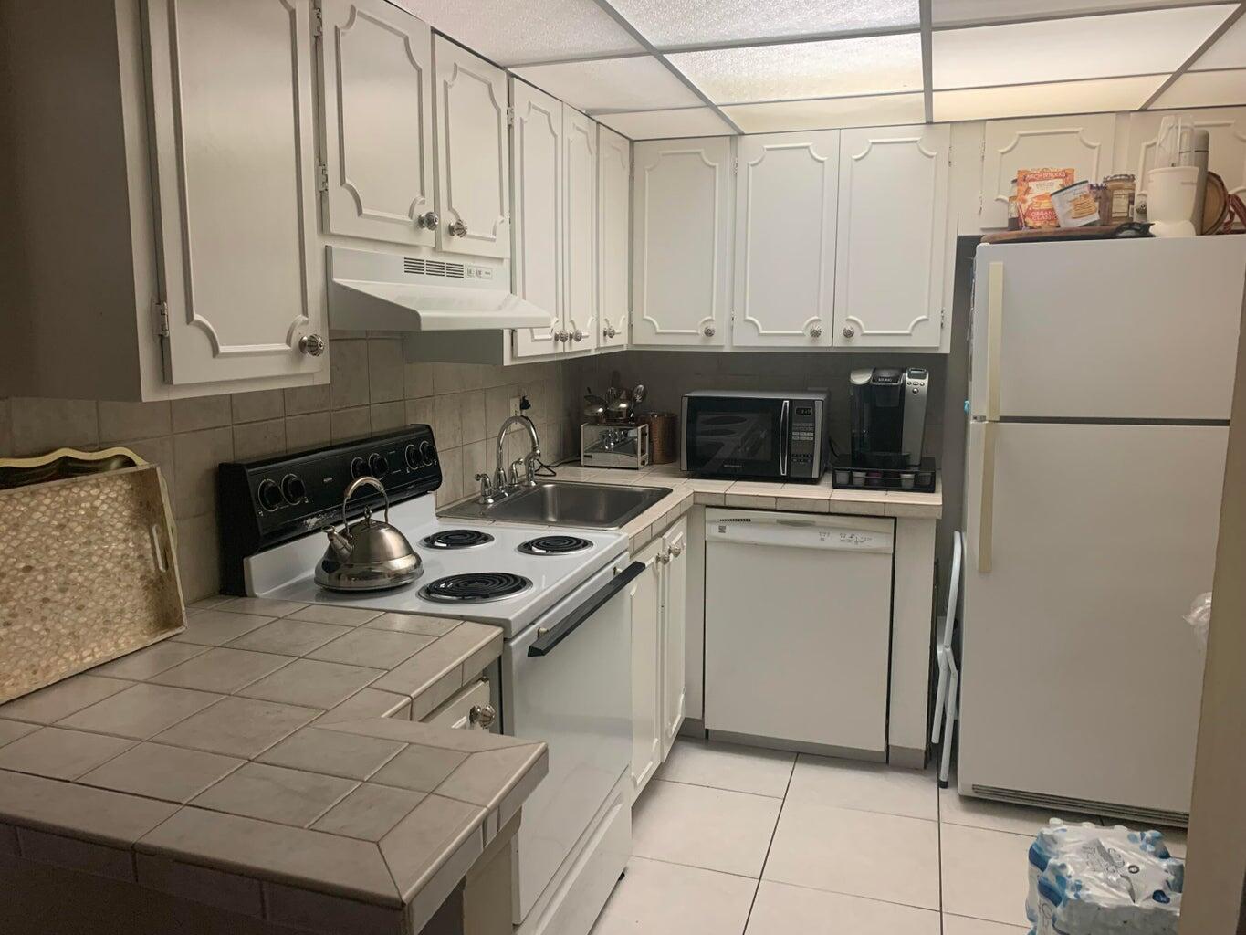 460 Northwest 20th Street, Unit 3050 Boca Raton, FL 33431 - Photo 2 of 12 Casa Del Rio Kitchen