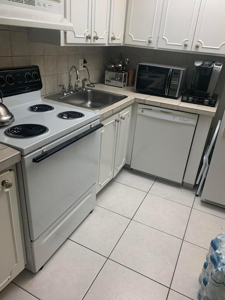 460 Northwest 20th Street, Unit 3050 Boca Raton, FL 33431 - Photo 3 of 12 Casa Del Rio Kitchen 2