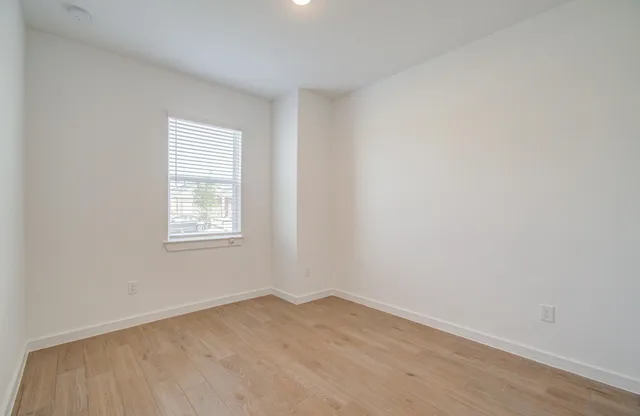 $2,300 | 225 Little Spg Court, Anahuac, TX 77514