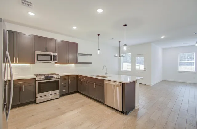 $2,300 | 225 Little Spg Court, Anahuac, TX 77514