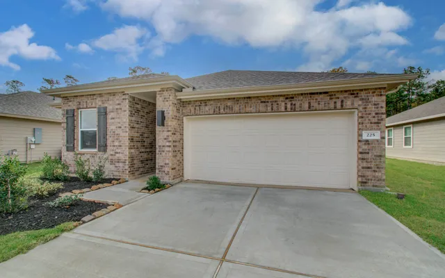 $2,300 | 225 Little Spg Court, Anahuac, TX 77514