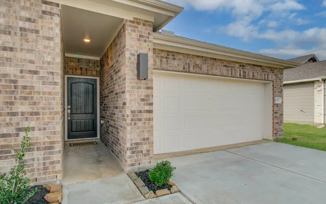 $2,300 | 225 Little Spg Court, Anahuac, TX 77514