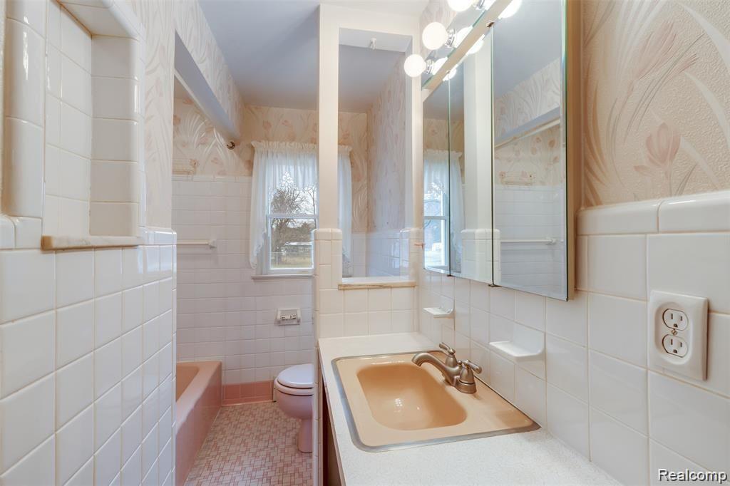 22104 Gill Road Farmington Hills, MI 48335 - Photo 18 of 39