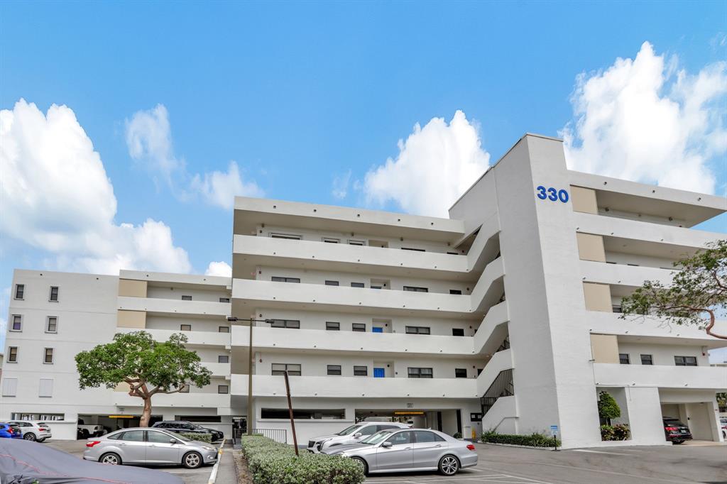 330 Southeast 20th Avenue, Unit 307 Deerfield Beach, FL 33441 - Photo 5 of 48