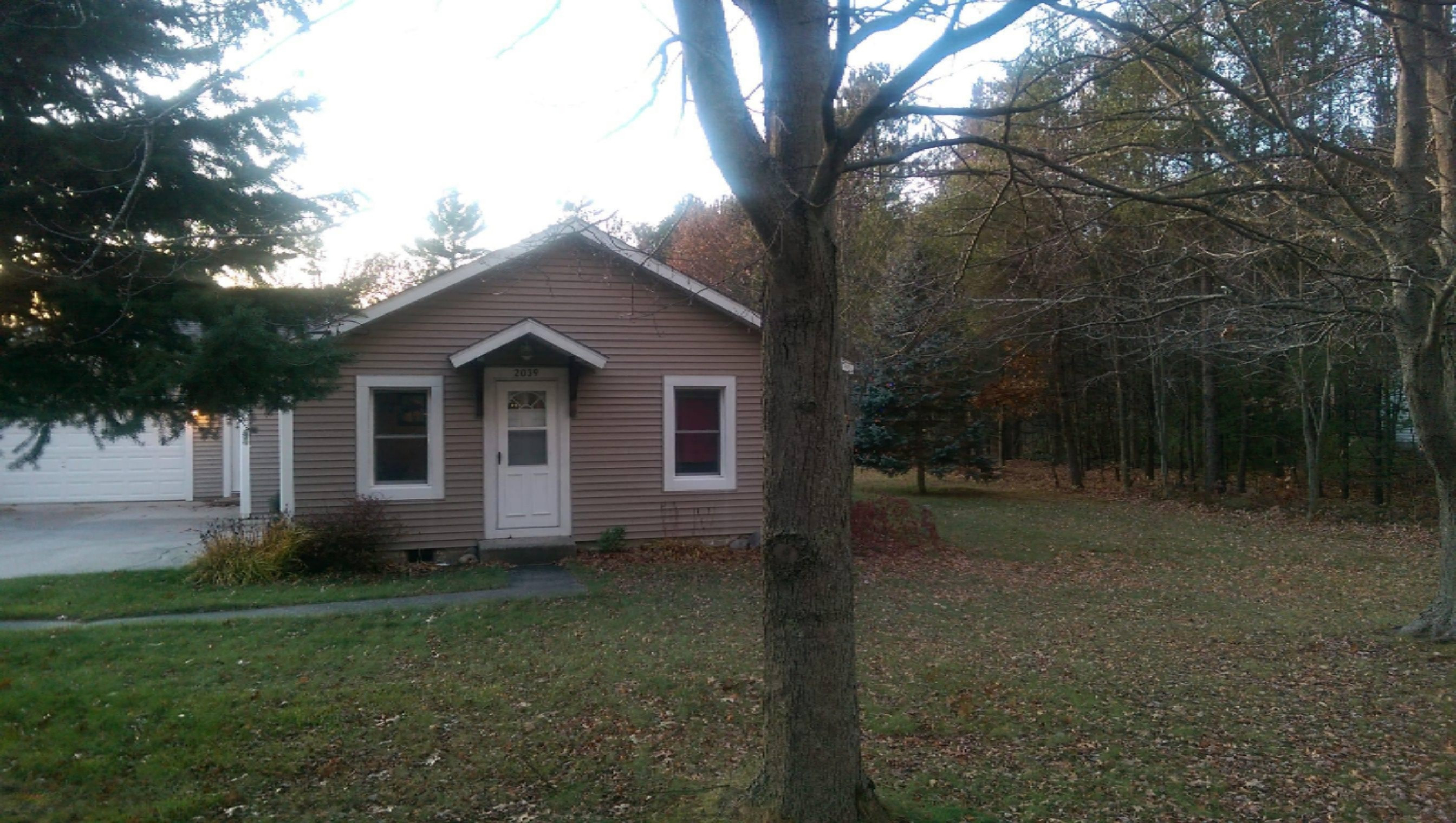 2039 Simonelli Road Muskegon, MI 49445 - Photo 3 of 25 received_10212663914385252